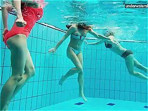 3 nude women have joy underwater